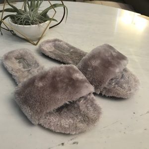 ❗️NEW❗️FOREVER 21  faux fur slides/slipper
